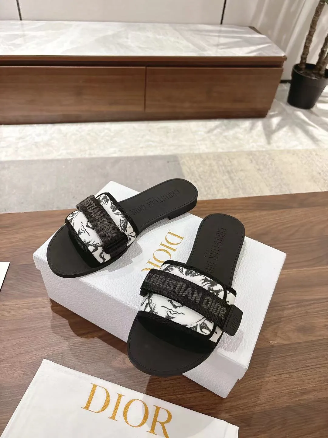 👟👟Ex-factory price 380👟👟 Dior D’s latest series of Velcro buckle sandals and slippers in new colors! Perfect reproduction of the original version, the most popular color matching fabric, super layered ▪️Original molded high-end TPU outsole (not ordinary rubber) ▪️Very comfortable and easy to walk. All upper materials are custom-made from the original ▪️3D electric embroidered three-dimensional cloth surface, very versatile, a must-have for lazy people in summer ▪️Number of yards: 35-41